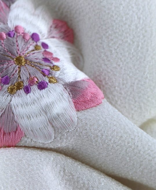 七五三 3歳女の子用被布[くすみカラー](被布)白に桜(着物)ピンクにゴールドの花々No.106V